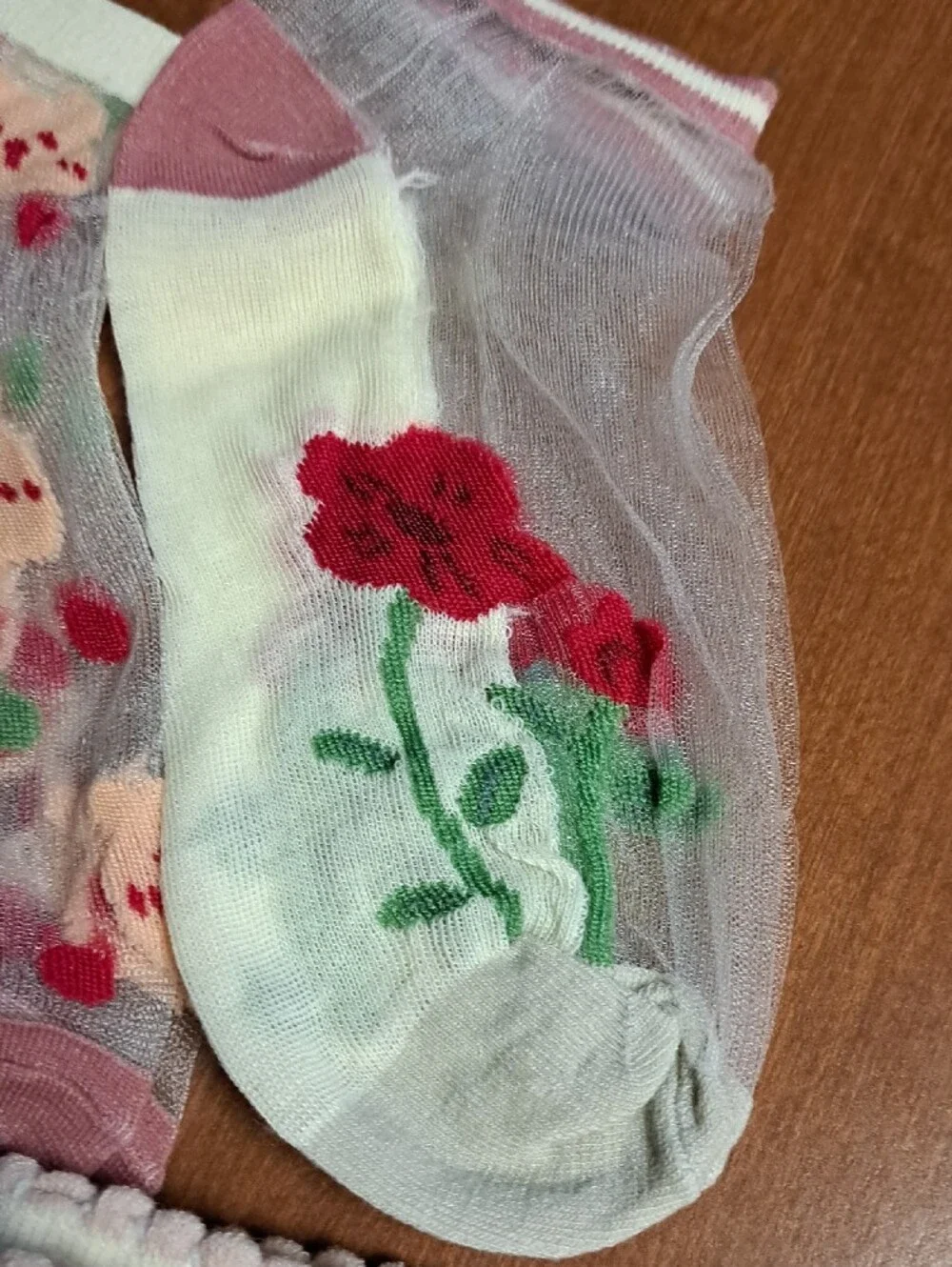 Women's Sheer Floral Ankle Socks - Red & Pink Floral Pattern
